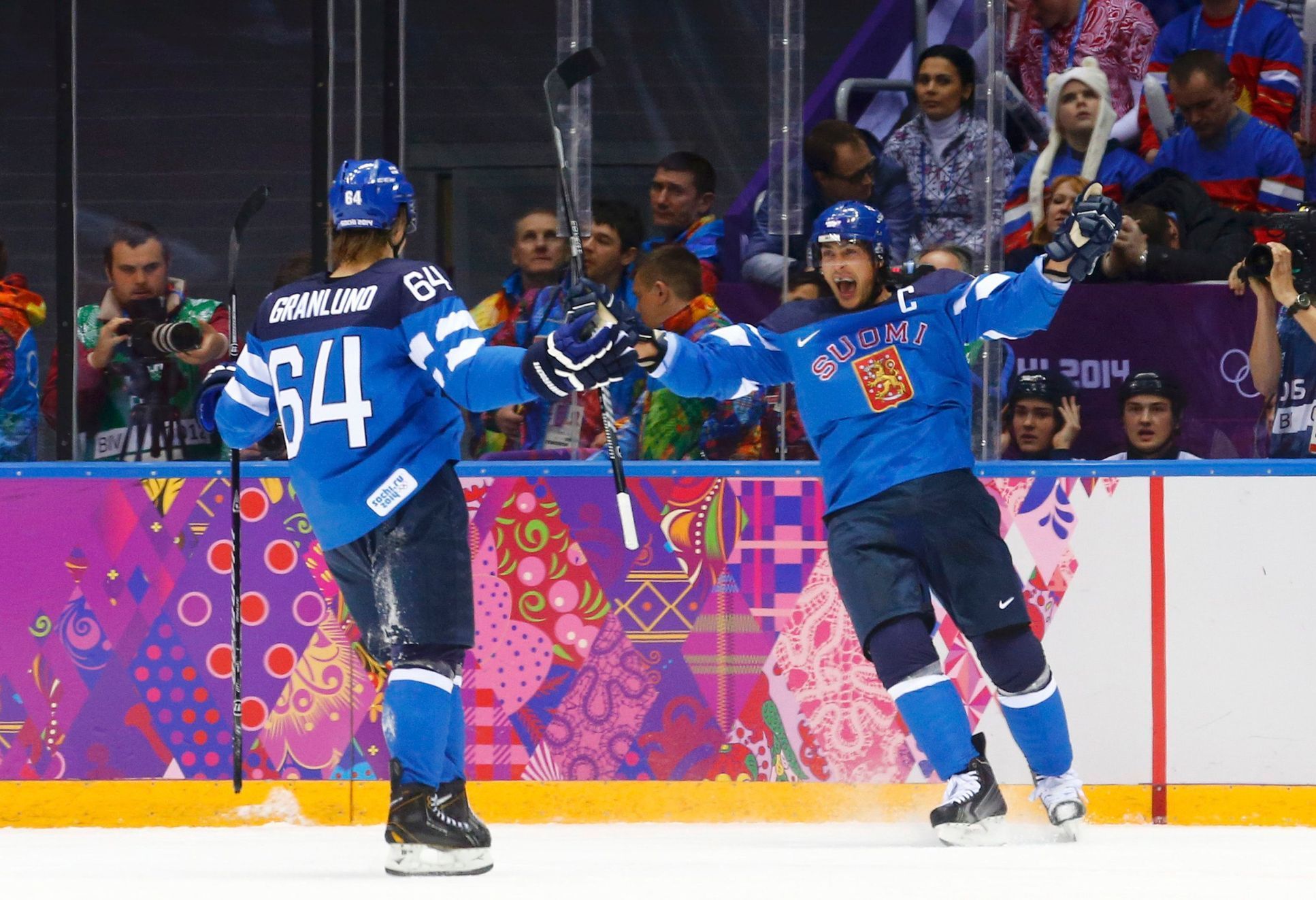 Rusko - Finsko: Teemu Sëlanne (vpravo) slaví gól na 2:1