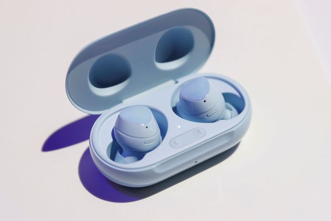 Firma Samsung představuje v San Francisku bezdrátová sluchátka Galaxy Buds+.