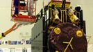 Technici připravují telekomunikační satelit AMOS-5 a Briz-M, horní část nosné rakety Proton. Start z Bajkonuru je naplánován na 11. prosinec.