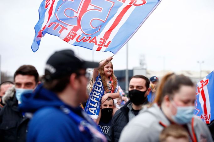 Fanoušci Glasgow Rangers slaví zisk 55. titulu ve skotské lize.