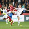 Vladimír Darida a Declan Rice v utkání kvalifikace ME 2020 Česko - Anglie