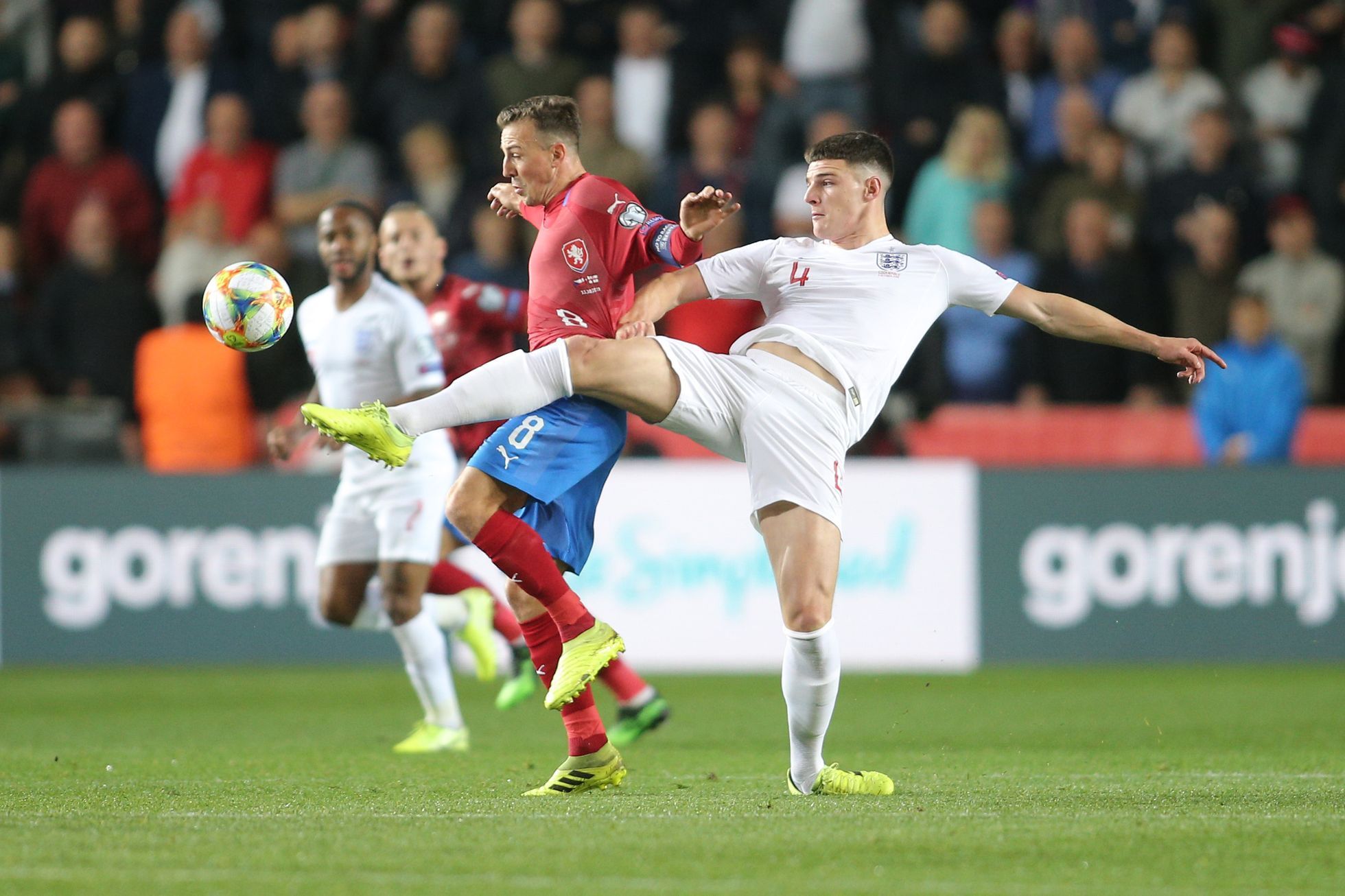 Vladimír Darida a Declan Rice v utkání kvalifikace ME 2020 Česko - Anglie