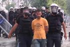 V Istanbulu policie opět zasáhla a použila vodní děla