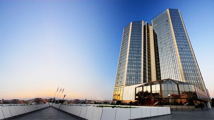 Corinthia Hotel se pyšní 24 nadzemními podlažími, 84 metry stavební výšky a nejvyšší bod má v 90 metrech.
