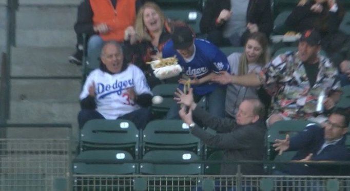 Fanoušek baseballu při utkání Los Angeles Dodgers - San Francisco Dodgers