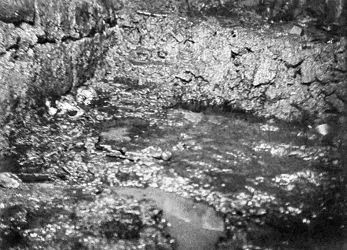 Fotografie z vyšetřování vražd v Kohnově mlýně v Třebíči (1925). Ve stoce pod mlýnem bylo nalezeno tělo jedné z obětí, bratra Polického.