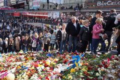 Centrum Stockholmu se plní květinami. Tisíce lidí odpoví teroru "světlem a teplem"
