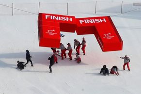 V Koreji řádil vítr, sjezdaři přišli o olympijský závod. To běžci se do mrazivé stopy vydali