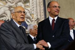 Itálie má novou vládu, před sídlem premiéra se střílelo
