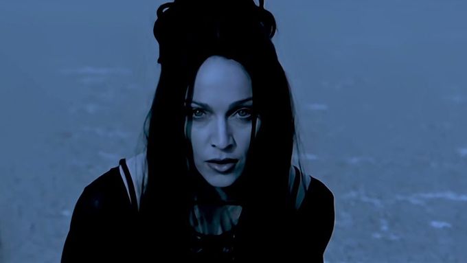 Jeden z Madonniných největších hitů Frozen pochází z alba Ray of Light, které vydala roku 1998.