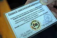 Policie stíhá dva inspektory České obchodní inspekce