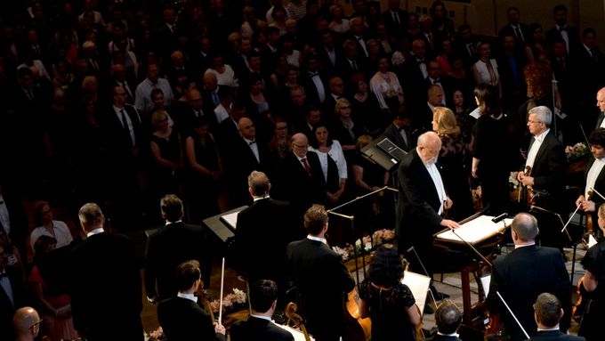 Hudebníci i diváci uctili památku zesnulého dirigenta Jiřího Bělohlávka před závěrečným koncertem Pražského jara minutou ticha.