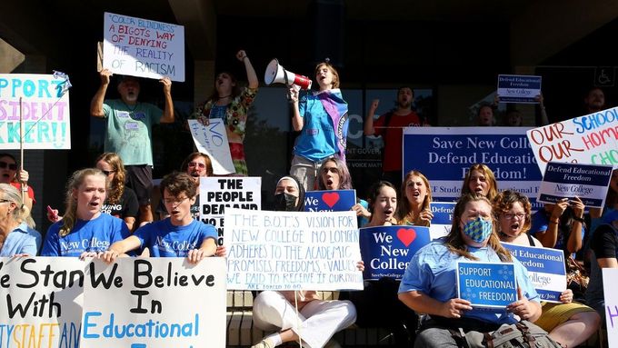 Protesty studentů na Floridě proti novým zákonům omezujícím vzdělávání.