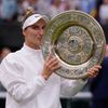 Markéta Vondroušová s trofejí pro vítězku Wimbledonu 2023