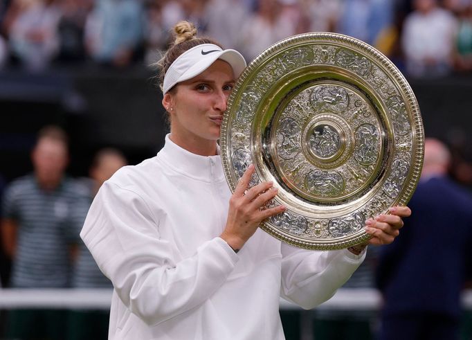 Markéta Vondroušová s trofejí pro vítězku Wimbledonu 2023