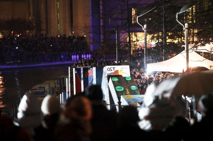 Domino symbolizující zeď měřilo 1,5 kilometru a obsahovalo skoro tisíc více než dvoumetrových dominových kostek.