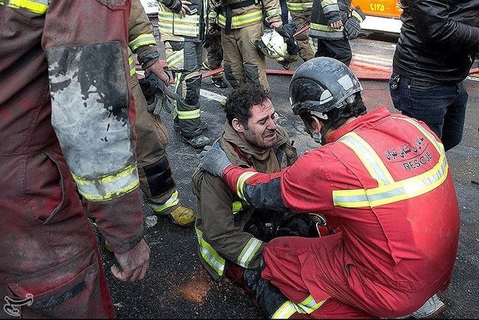 Při požáru v teheránu se zřítila výšková budova s nákupním střediskem.