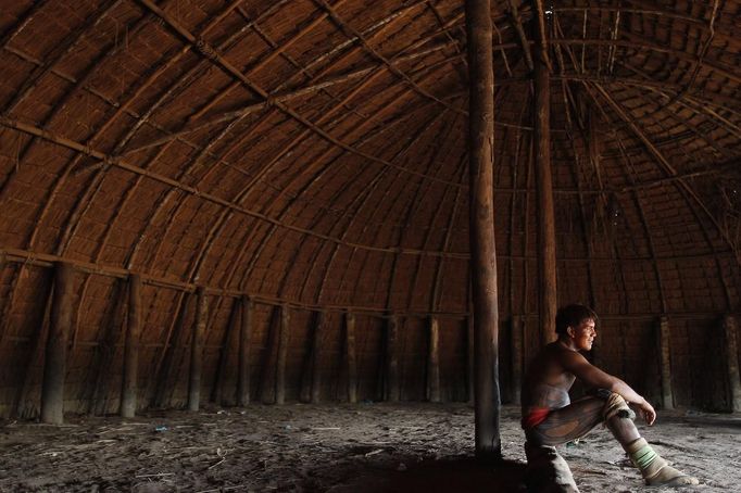 A Yawalapiti wrestler rests in the Xingu National Park, Mato Grosso State, May 8, 2012. In August the Yawalapiti tribe will hold the Quarup, which is a ritual held over several days to honour in death a person of great importance to them. This year the Quarup will be honouring two people - a Yawalapiti Indian who they consider a great leader, and Darcy Ribeiro, a well-known author, anthropologist and politician known for focusing on the relationship between native peoples and education in Brazil. Picture taken May 8, 2012. REUTERS/Ueslei Marcelino (BRAZIL - Tags: SOCIETY ENVIRONMENT) ATTENTION EDITORS - PICTURE 23 OF 28 FOR PACKAGE 'LIFE WITH THE YAWALAPITI TRIBE' Published: Kvě. 15, 2012, 5:11 odp.