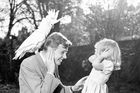 V roce 1950 se oženil s Jane Elizabeth Ebsworth Orielovou, se kterou měl dvě děti - Robert se stal bioantropologem a Susan (na fotografii) byla ředitelkou základní školy. Jane Attenboroughová zemřela v roce 1997. Na fotografii je i papoušek kakadu Georgie, kterého si Attenborough přivezl z natáčení na Nové Guineji.