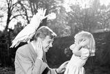 V roce 1950 se oženil s Jane Elizabeth Ebsworth Orielovou, se kterou měl dvě děti - Robert se stal bioantropologem a Susan (na fotografii) byla ředitelkou základní školy. Jane Attenboroughová zemřela v roce 1997. Na fotografii je i papoušek kakadu Georgie, kterého si Attenborough přivezl z natáčení na Nové Guineji.