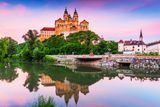 Z Kremže se Dunaj prodírá strmými kopci plnými vinic a zhruba po 40 kilometrech vtéká do Melku. Tam na vás čeká velkolepý barokní klášter na vysokém útesu nad městem.