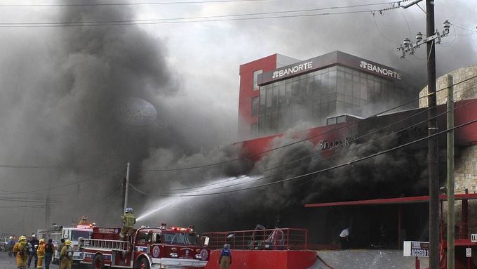 Hasiči bojují s požárem kasina v mexickém Monterrey.