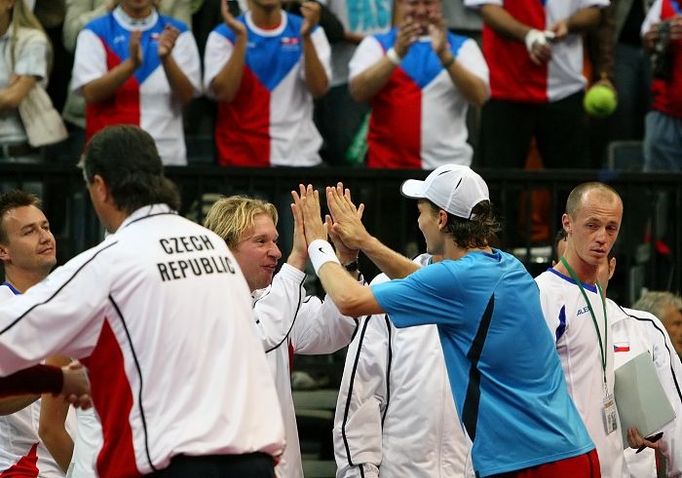 Radost a gratulace českého týmu, Tomáš Berdych stáhl skóre proti Švýcarům na 1:1.