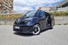 V černé perleťové metalíze vypadá ID. Buzz opravdu elegantně, přitom ale pořád dostatečně líbivě. Pomáhají i 20palcová kola, která ale stojí 74 324 korun.