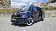 V černé perleťové metalíze vypadá ID. Buzz opravdu elegantně, přitom ale pořád dostatečně líbivě. Pomáhají i 20palcová kola, která ale stojí 74 324 korun.