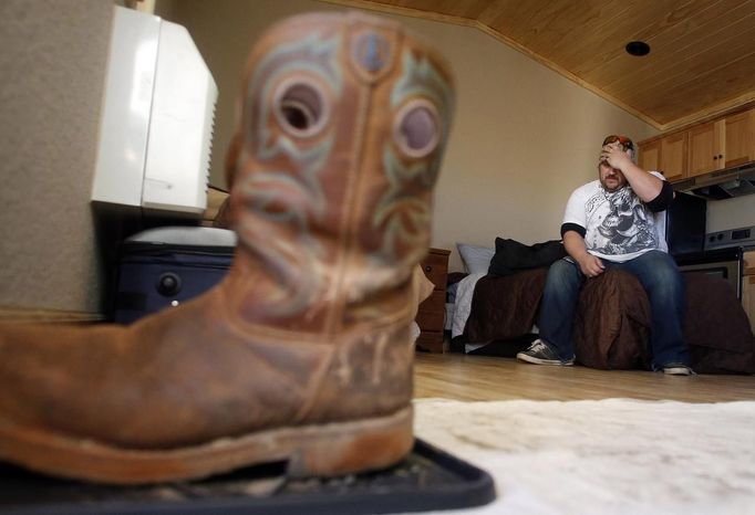 Oil industry worker Chris Skinner relaxes in his accommodations at a so-called man camp outside Watford, North Dakota, October 20, 2012. Thousands of people have flooded into North Dakota to work in state's oil drilling boom. Picture taken October 20, 2012. REUTERS/Jim Urquhart (UNITED STATES - Tags: ENERGY BUSINESS EMPLOYMENT) Published: Říj. 22, 2012, 1:41 odp.