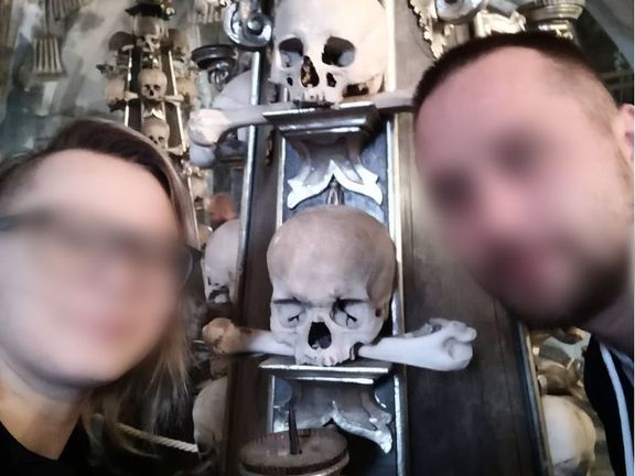 Jedno ze selfie, které si pořídili cizinci při návštěvě kostnice (tváře redakčně rozostřeny).