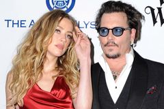 Johnny Depp se rozvádí. Divoké manželství s Amber Heardovou nevydrželo ani rok a půl