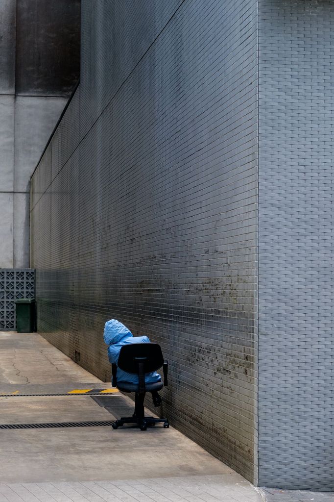 Na fotografiích Davida Gaberleho jsou lidé neostrými doplňky sklobetonových metropolí.