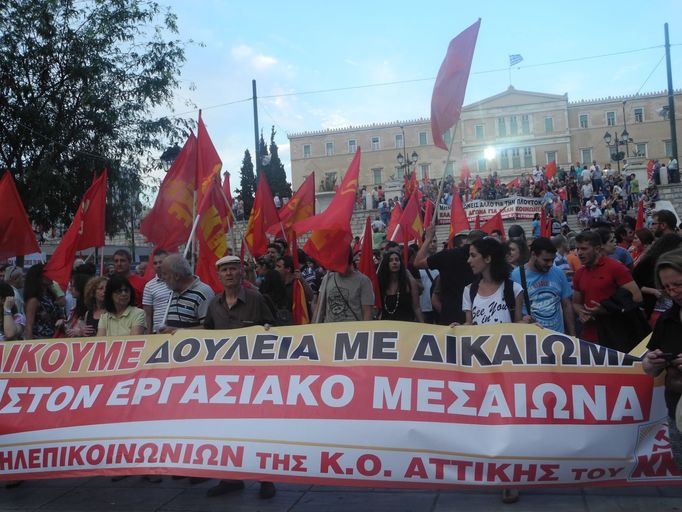 Protest řeckých komunistů v Aténách proti dohodě s věřiteli.