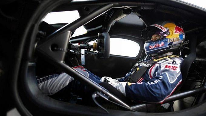 Sébastien Loeb se mezi okruhovou elitou neztratil, i když v pravidlech stále ještě tápe.