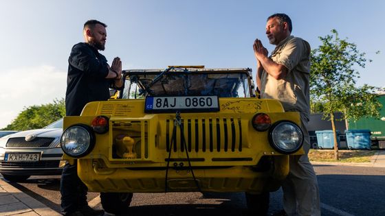 "Jsme překvapeni, že luaz není až o tolik pomalejší než trabant, a tak ukusujeme stovky kilometrů dálnic," píše cestovatel Dan Přibáň.