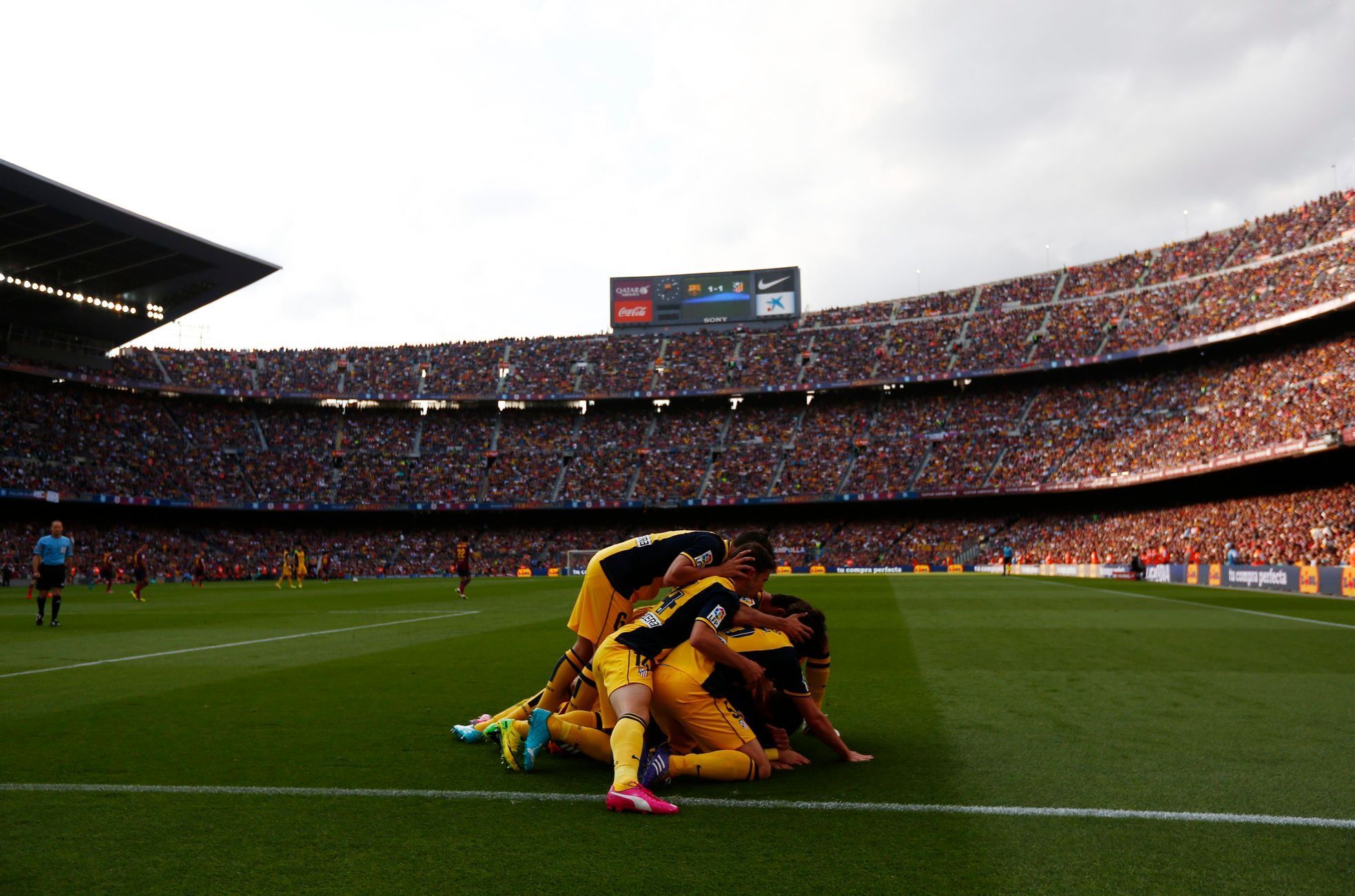 Hráči Atlética Madrid slaví branku Diego Godína ve finále La ligy