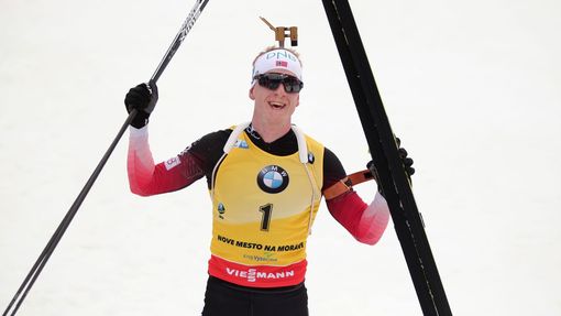 Johannes Thingnes Bö v závodě s hromadným startem na SP v Novém Městě na Moravě 2018.
