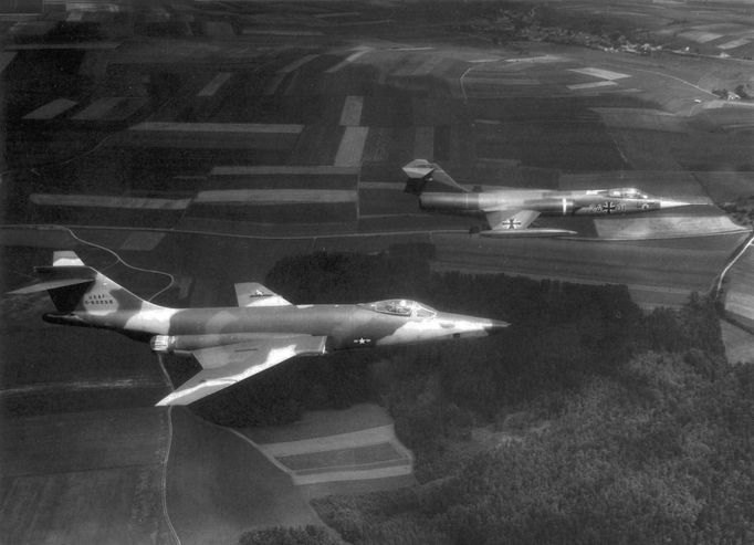 Západoněmecký letoun Luftwaffe Lockheed RF-104G Starfighter s americkým letounem McDonnell RF-101C-55-MC Voodoo, Německo, 60. léta