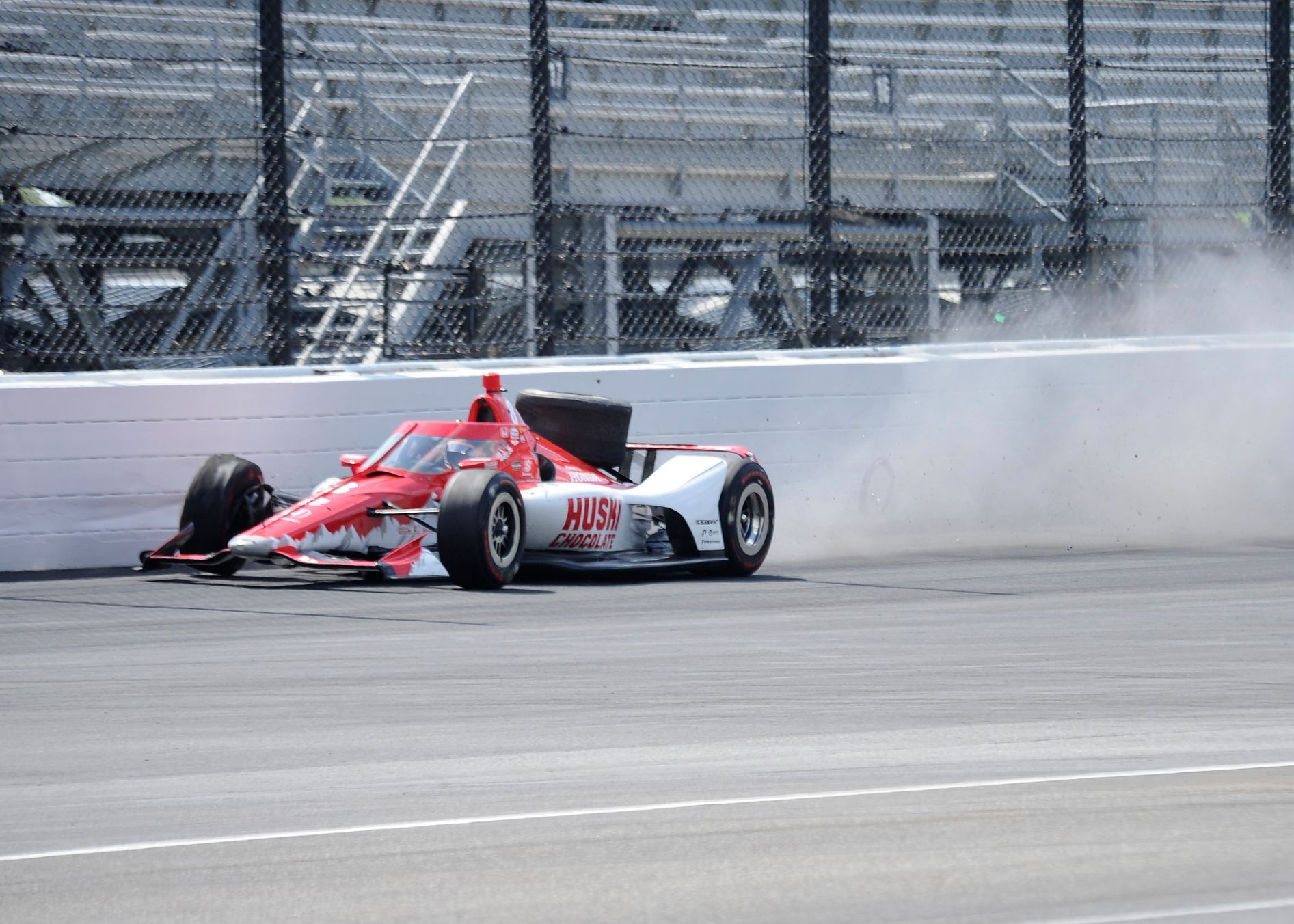 Marcus Ericsson bourá ve 104. ročníku závodu Indy 500