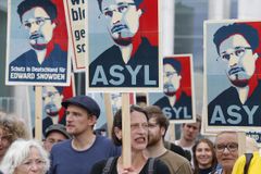 Periskop: Raději zůstaň v Rusku, radí Snowdenovi otec