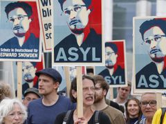 Do ulic Berlína vyšli demonstranti, kteří požadují azyl pro whistleblowera Edwarda Snowdena.