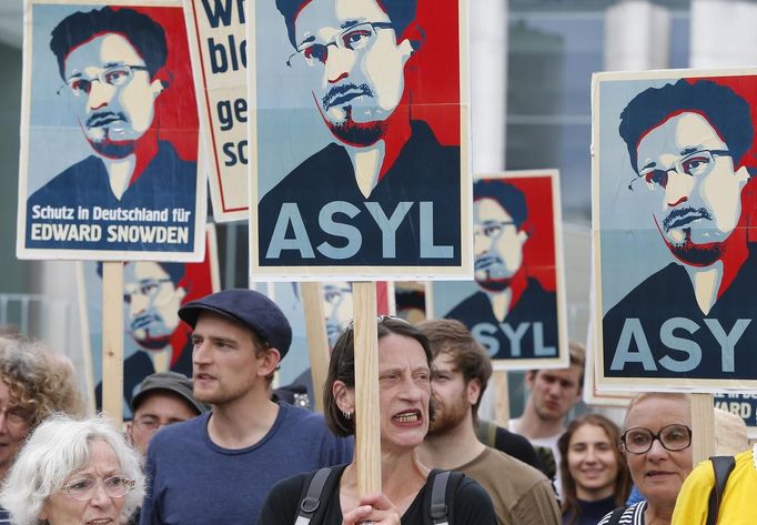 Demonstrace na podporu Edwarda Snowdena v Německu.