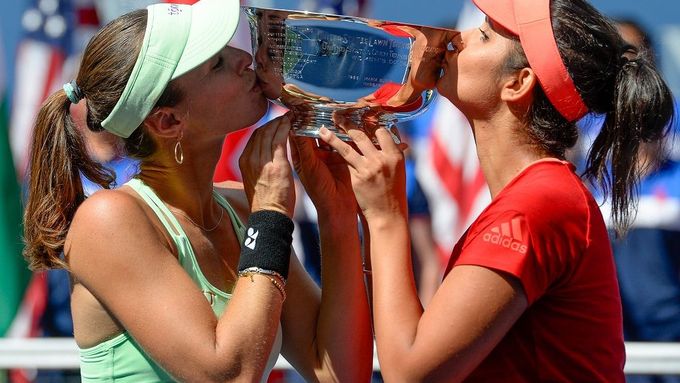 Martina Hingisová a Sania Mirzaová s vítěznou trofejí.