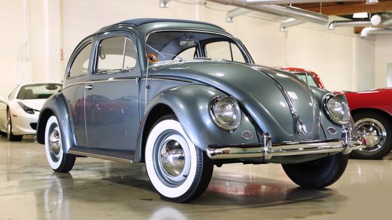 Brouk je jednoznačně nejslavnějším volkswagen historie. Vyráběl se 58 let (1945-2003) a celkem sjelo z výrobních linek přes 23 milionů kusů