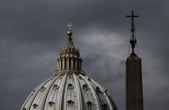 Dark clouds hang over Saint Peter's Basilica at the Vatican March 11, 2013. Roman Catholic Cardinals will begin their conclave inside the Vatican's Sistine Chapel on Tuesday to elect a new pope. REUTERS/Christian Hartmann (VATICAN - Tags: RELIGION) Published: Bře. 11, 2013, 12:58 odp.