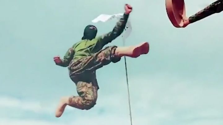 Kung-fu údery do talířů a vesty pro sebevrahy. Tálibán slavil bizarní přehlídkou; Zdroj foto: Al Hijrat