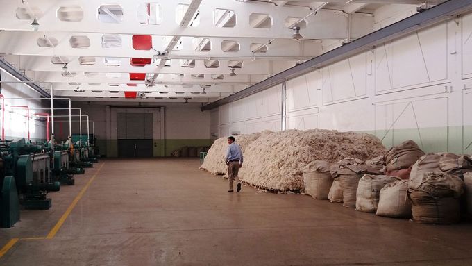 Mongolsko - továrna na využití ovčí vlny.