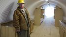 Paul Seyfried stands in a bunker he is constructing for a client at Utah Shelter Systems in North Salt Lake, Utah, December 12, 2012. The price of the shelters range from $51,800 to $64,900. While most "preppers" discount the Mayan calendar prophecy, many are preparing to be self-sufficient for threats like nuclear war, natural disaster, famine and economic collapse. Picture taken December 12, 2012. REUTERS/Jim Urquhart (UNITED STATES - Tags: SOCIETY BUSINESS CONSTRUCTION) Published: Pro. 18, 2012, 5:24 odp.