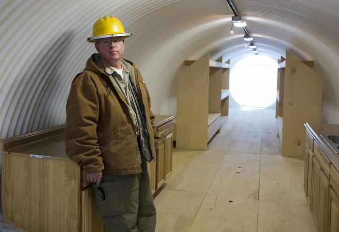 Paul Seyfried stands in a bunker he is constructing for a client at Utah Shelter Systems in North Salt Lake, Utah, December 12, 2012. The price of the shelters range from $51,800 to $64,900. While most "preppers" discount the Mayan calendar prophecy, many are preparing to be self-sufficient for threats like nuclear war, natural disaster, famine and economic collapse. Picture taken December 12, 2012. REUTERS/Jim Urquhart (UNITED STATES - Tags: SOCIETY BUSINESS CONSTRUCTION) Published: Pro. 18, 2012, 5:24 odp.